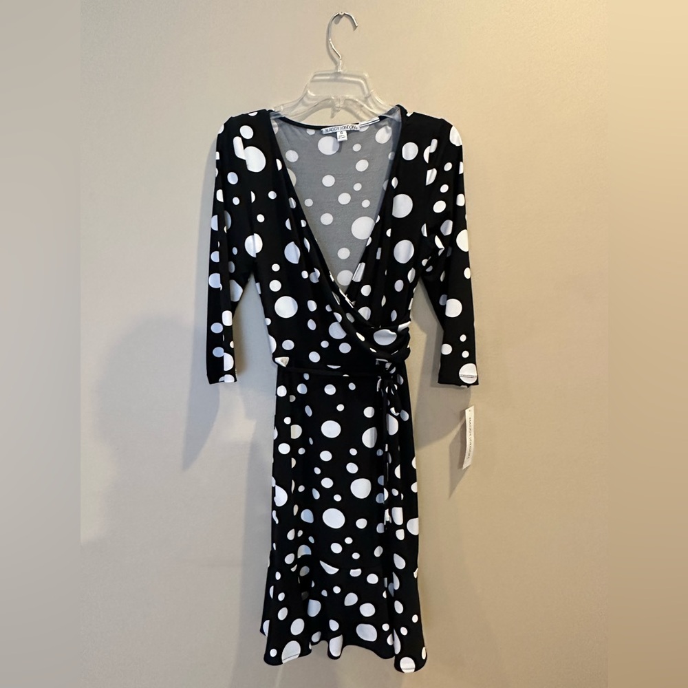 MAGGY LONDON black and white polka dot dress with open neck and snatching belt